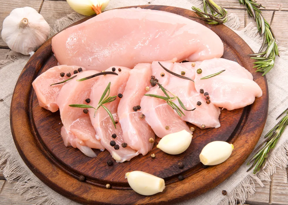 Cortes de pollo listos para procesar